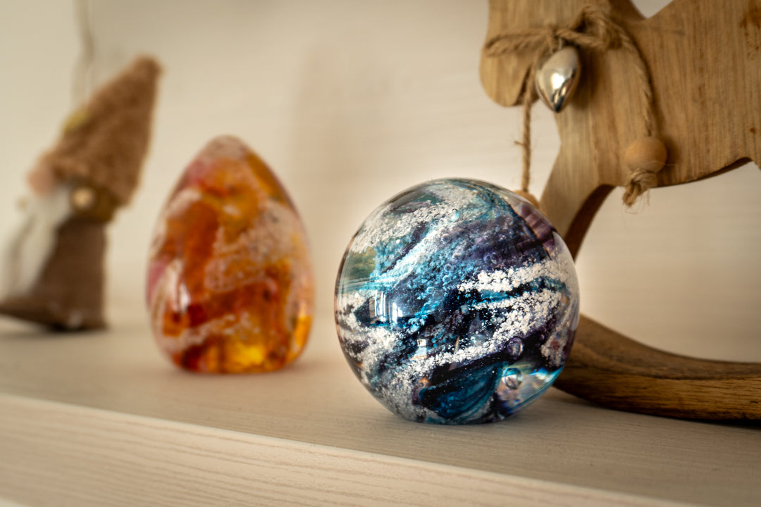 Mini ashes into glass paperweight